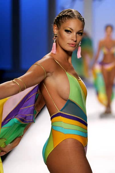 Valentina Pelinel: „Am rămas fără fustă pe catwalk şi mi s-a rupt tocul în show la Versace”
