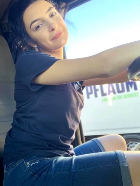 Mălina Ghileschi, desemnată cea mai atrăgătoare șoferiță de TIR. Tânăra lucrează pe autocamion de circa 1 an. Galerie FOTO