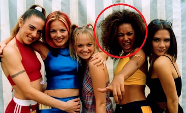 V-o mai amintiţi pe fosta membră Spice Girls, Mel B? A fost surprinsă de paparazzi la plajă ! Cum arată