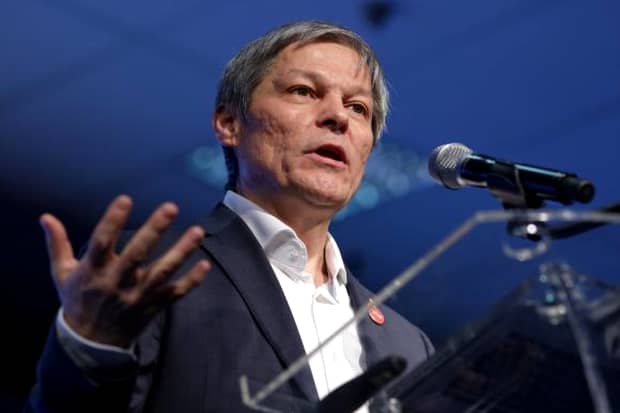 Dacian Cioloș, acid la adresa premierului Viorica Dăncilă: “Ne afundă și mai mult în noroi’
