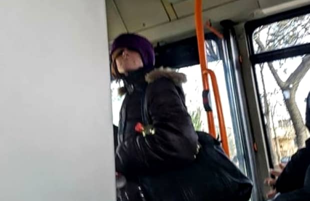 Foto. România e sub alertă! O femeie înarmată cu un cuţit a ameninţat călătorii dintr-un autobuz