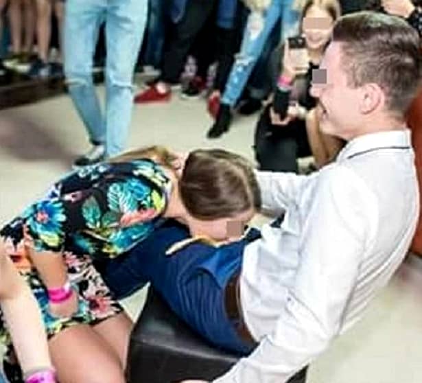 S-a declanşat ancheta la liceul din Cluj-Napoca, după ce elevele de 15 ani au mimat sexul oral la Balul Bobocilor! Primele declaraţii oficiale. GALERIE FOTO