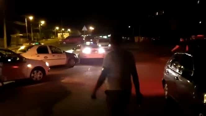 Taximetrişti din Timişoara, atacaţi cu parul de mai mulţi tineri