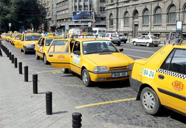 Taxiuri parcate în staţia din centrul Capitalei, de la Universitate