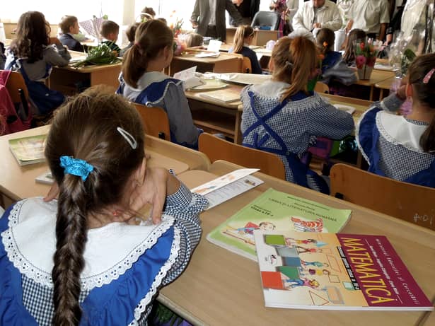 Fotografie realizată într-o şcoală din România, în prima zi a anoului an şcolar