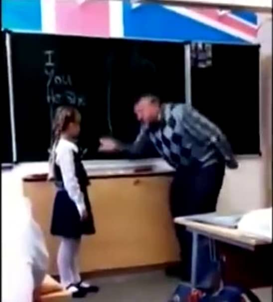 Această fetiţă a fost umilită de profesorul ei pentru că nu ştia să conjuge verbul „a fi”. Reacţia elevei face înconjurul ţării. IMAGINILE COMPLETE AICI