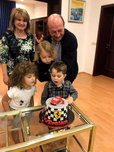 Maria Băsescu apare întodeauna, în fotografii, alături de nepoţei. Este o soţie, mamă şi bunică extrem de fericită fericită.