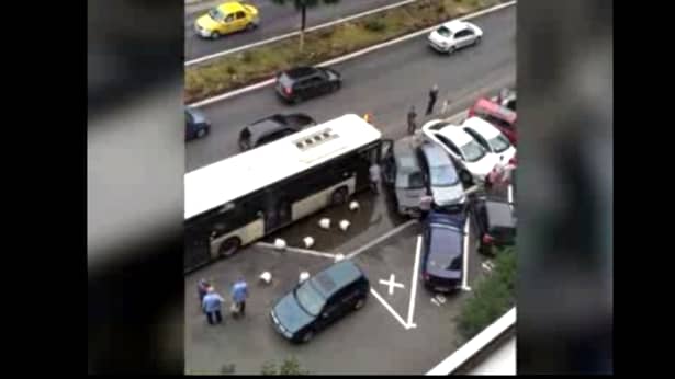 După ce autobuzul a lovit cele 6 mașini, în Capitală, nici o persoană nu pare să fie rănită, conform primelor informații de la fața locului. Șoferul autobuzului RATB a suferit câteva răni superficiale, dar a refuzat să meargă la spital, conform Romania TV.
