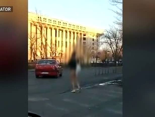Tânără dezbrăcată pe străzile din Bucureşti, în faţa Spitalului Universitar! Imaginile au devenit virale!