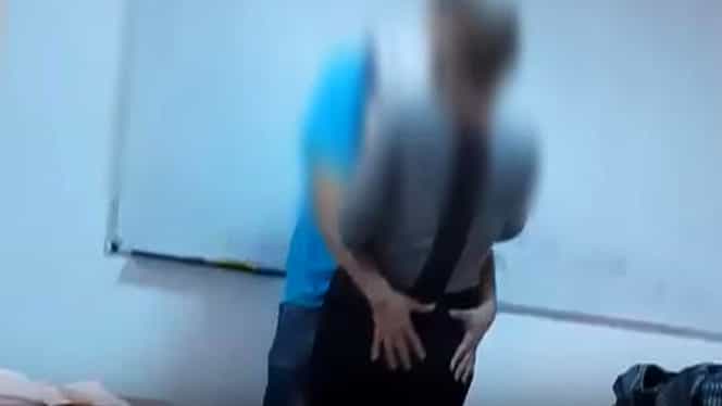 Profesor filmat în timp ce sărută pasional o elevă, în fața clasei! Video șocant!