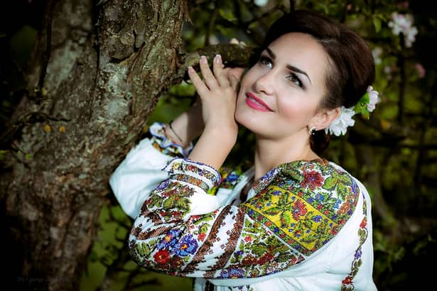 Gafă de proporții! Viorica Macovei, cântăreața de muzică populară, a uitat Imnul României. VIDEO