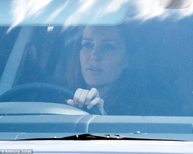 FOTO / Kate Middleton, surprinsă la volan prin Londra, în luna a noua de sarcină!