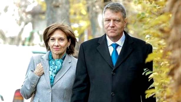 Carmen Iohannis a fost audiată în dosarul caselor din Sibiu! Soția lui Klaus Iohannis a purtat batic pe cap pentru a nu fi recunoscută