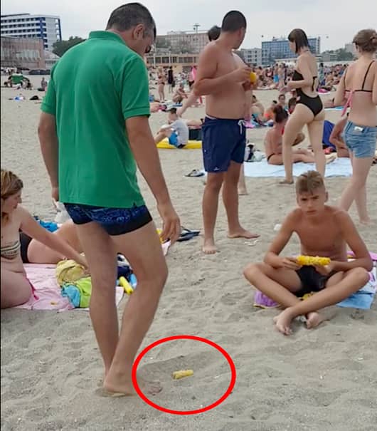 Imaginile zilei pe o plajă din Mamaia!  E incredibil ce fac românii din imagine. Cum au reacţionat când au fost prinşi în fapt