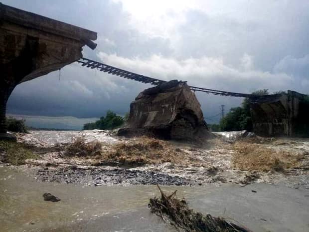 Pod de cale ferată prăbușit în Brașov! Imagini incredibile