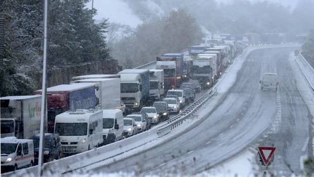 Atenționări de călătorie emise de MAE! Cod portocaliu de ninsoare, românii sfătuiți să stea acasă