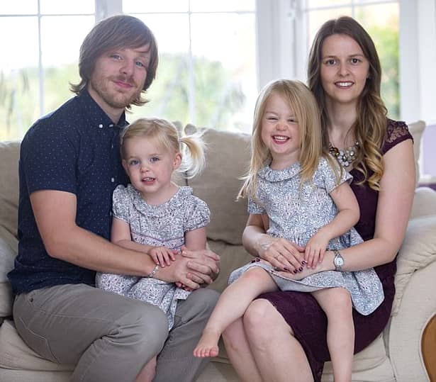 Amanda a născut gemene, dar medicii i-au spus că una dintre fetiţele ei e pe moarte! Ce a urmat e de-a dreptul un miracol