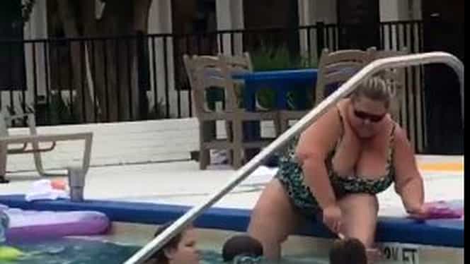 O femeie se rade pe picioare chiar în piscina hotelului