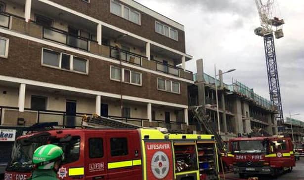 Un turn cu 22 de etaje a luat foc în Marea Britanie! Zeci de pompieri se luptă cu flăcările