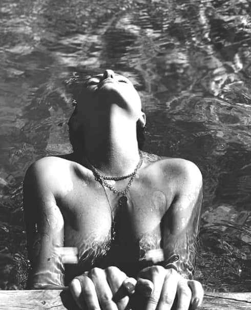 Alexandra Stan s-a lăsat fotografiată goală la piscină