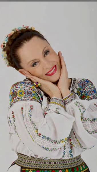 Îndrăgita cântăreață de muzică populară Maria Dragomiroiu arată senațional la 63 de ani! Toți admiratorii ei o recunosc și identifică după părul lung al acesteia, însă, ce s-a întâmplat cu el de la o perioadă? Artista a dezvăluit acum puțin timp secretul prin care își menține părul lung, sănătos și lucios. În cadrul unui show televizat, Maria Dragomiroiu a mărturisit că trucul ei magic se rezumă la o mască pe care și-o aplică des pe podoaba capilară.
