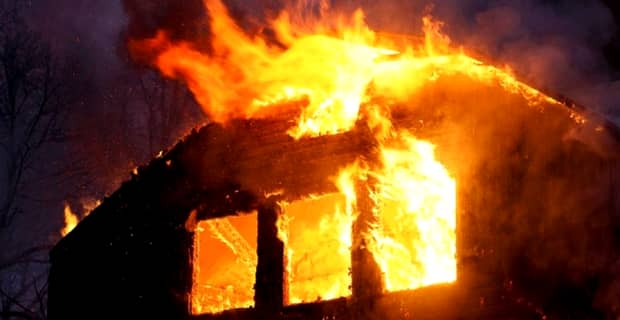 Tragedie în județul Bihor! O fetiță a fost salvată, dar bunicul ei a murit într-un incendiu care aproape a mistuit o casă