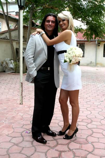 Primele imagini cu Julia Jianu, după divorţul oficial! Artista şi-a etalat silicoanele de 1 kg, alături de noul iubit