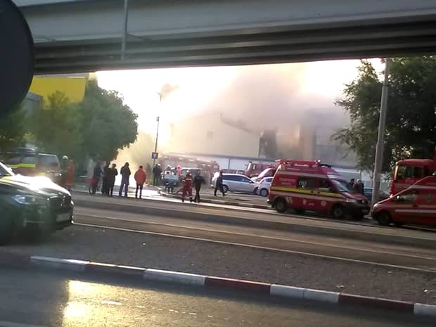 FOTO. Incendiu la un azil de bătrâni din Bucureşti! O persoană a decedat, alte 19 au fost transportate de urgenţă la spital! Şi un pompier afectat