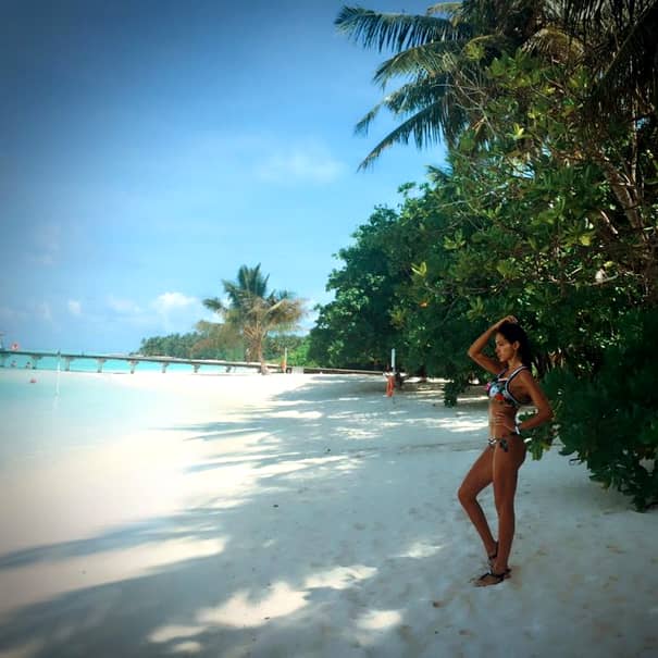 GALERIE FOTO. Adelina Pestriţu, şedinţă foto incendiară pe o plajă din Maldive