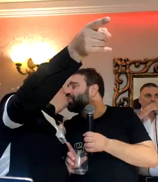 Florin Salam, VIDEO după ce a fost bătut în Italia! Ce face în timp ce cântă