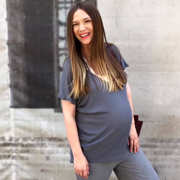 Adela Popescu se pregătește să devină mamă, din nou! Vedeta este însărcinată pentru a doua oară și a spus că va naște peste doar câteva luni! Frumosul anunţ a fost făcut în emisiunea pe care o prezintă, ”Vorbeşte lumea”. 