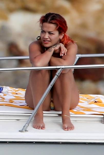 Rita Ora, topless pe yacht cu iubitul