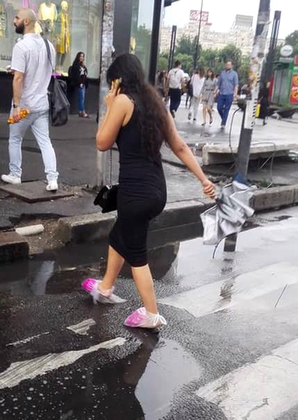 „MODA VERII 2017”  E incredibil cum a apărut această tânără ieri în Bucureşti, în timp ce ploua cu găleata