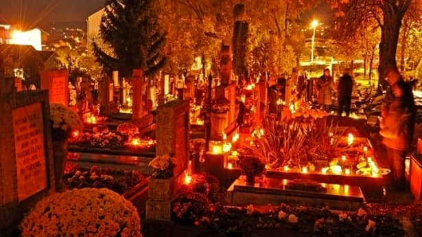 Tradiții și obiceiuri străvechi de Sâmbăta Morților. Ce este bine să dai în această zi!