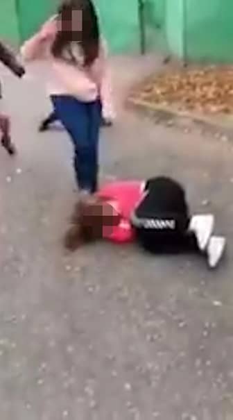 Video șocant! Bătută de colegele ei la școală, o fată de 14 ani nu va mai putea avea copii niciodată!