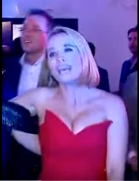 Imagini bombă! Cel mai ruşinos moment al Andreei Esca! A rămas în sânii goi, la o petrecere!