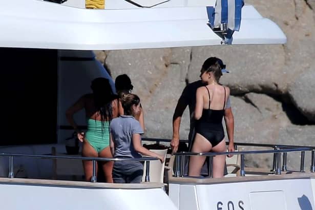 Gigi Hadid și Emily Ratajkowski s-au dezlănțuit în bikini! Imagini bombă de pe yacht cu două dintre cele mai frumoase vedete!