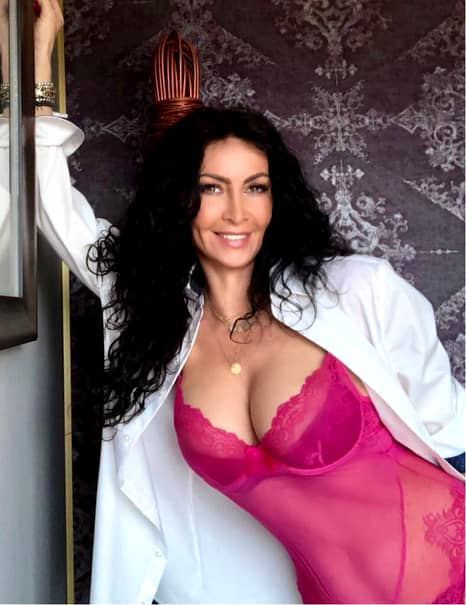 Mihaela Rădulescu a împlinit vârsta de 49 de ani! Nu a ratat ocazia să se afișeze topless