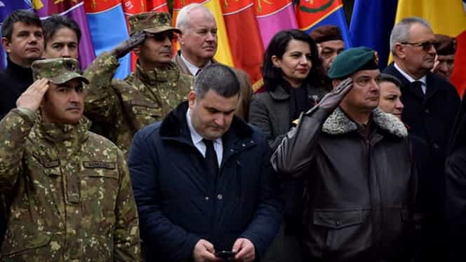 Militarii îl taxează aspru pe ministrul Apărării, care a butonat telefonul în timp ce militarii defilau. Gabriel Leș nu a făcut armata