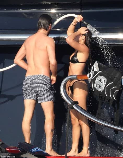 Ce cuplu fără ruşine! Scene incendiare pe yacht! Au început să se atingă şi… Vezi imaginile interzise!
