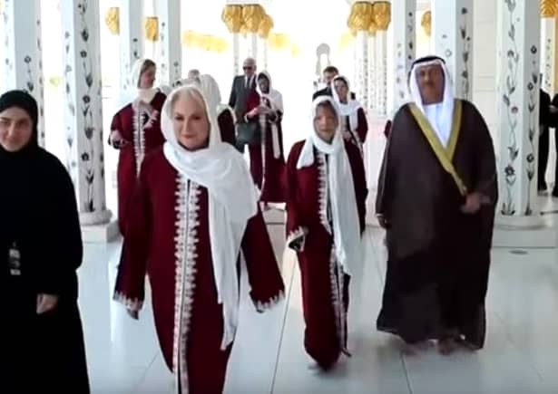 Viorica Dăncilă îmbrăcată în haine islamice la Moescheea Sheikh Zayed din Abu Dhabi