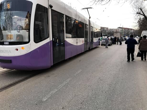O şoferiţă a blocat 3 tramvaie în Timişoara! Şi-a parcat maşina fix în mijlocul străzii şi a plecat să… Motivul e chiar incredibil