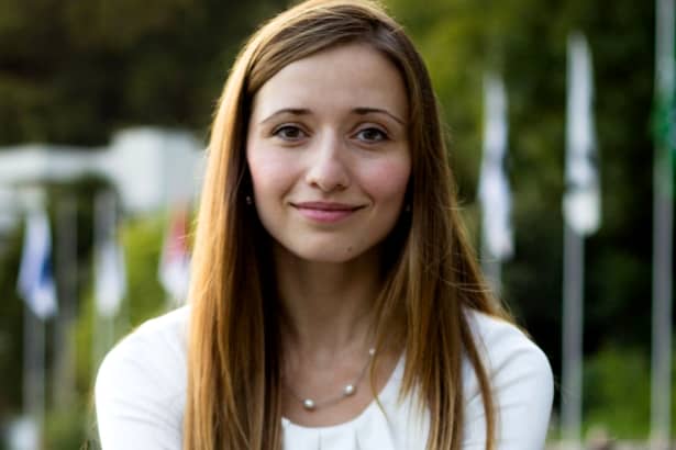 Cel mai cunoscut IT-ist român este…o fata sexy! Tînăra de 28 de ani a devenit profesor la Universitatea Berkeley California!
