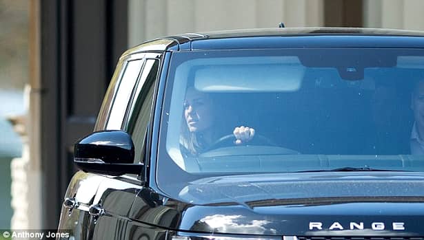 FOTO / Kate Middleton, surprinsă la volan prin Londra, în luna a noua de sarcină!