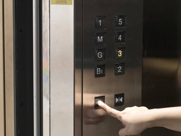 Au pus o camera într-un lift pentru ca intrau prea mulţi necunoscuţi în bloc!