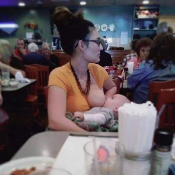 GALERIE FOTO. A început să îşi alăpteze copilul într-un restaurant. Ce a urmat după gestul acestei mămici
