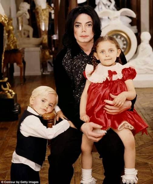 Michael Jackson a murit pe 25 iunie 2009, la vârsta de 50 de ani, din cauza unei supradoze de propofol şi alte sedative. 