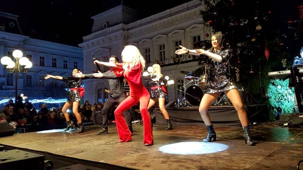 La Concertul de Crăciun au arătat ce au mai bun! Dansatoarele Andreei Bălan, fără jenă pe scenă!