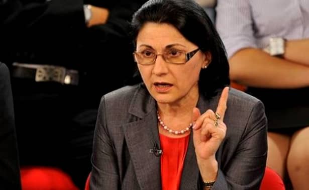 Noul ministru al Educaţiei, Ecaterina Andronescu, a anunţat că vrea să renunţe la manualul unic. In imagine în timpul unei dezbateri
