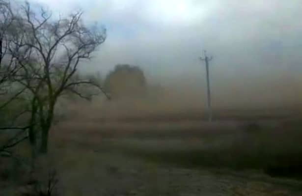 Fenomen spectaculos în mai multe localități din Moldova. Norul de praf galben a îngreunat traficul